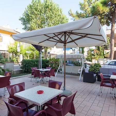 Hotel Gabry Червия Екстериор снимка