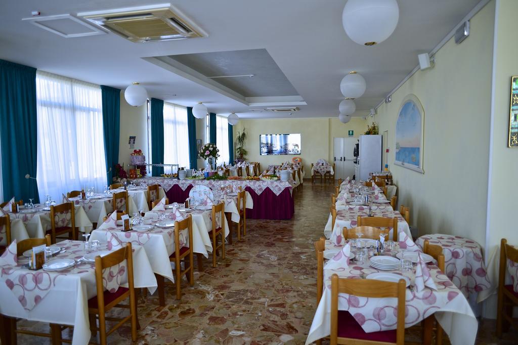 Hotel Gabry Червия Екстериор снимка