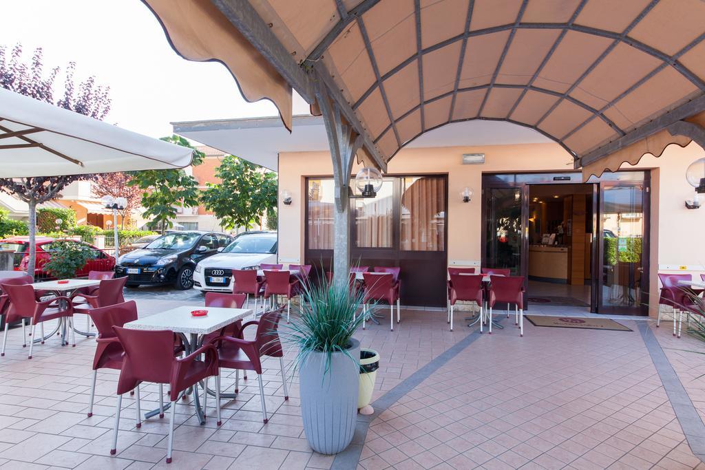 Hotel Gabry Червия Екстериор снимка