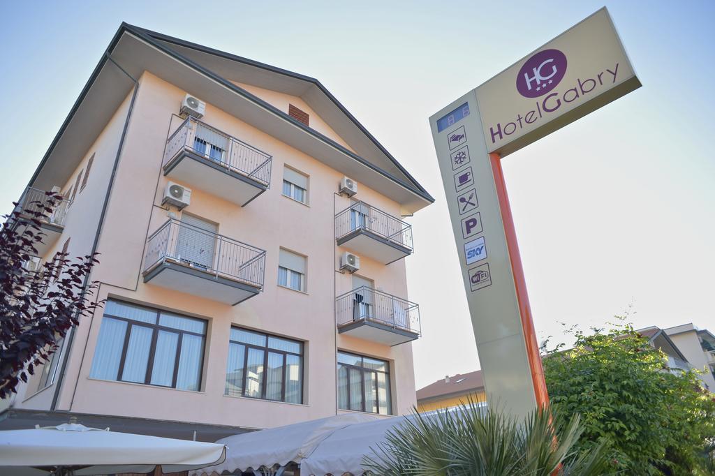 Hotel Gabry Червия Екстериор снимка